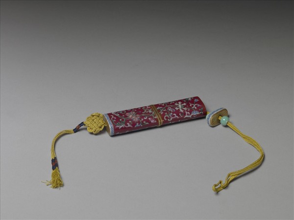 粉彩紅地纏枝花卉紋牙籤筒