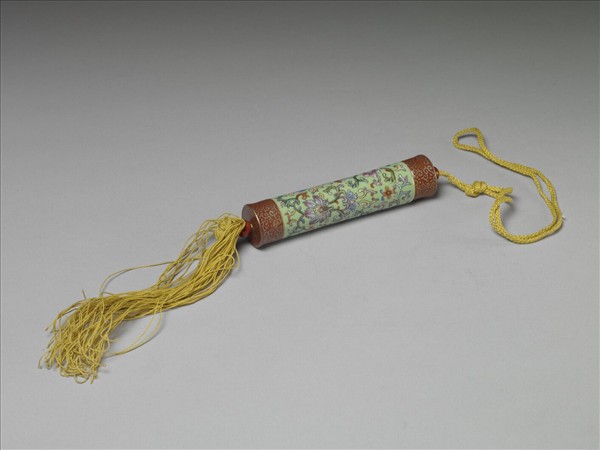 粉彩草綠地纏枝花卉紋牙籤筒