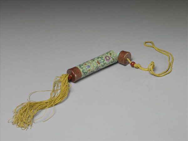 粉彩草綠地纏枝花卉紋牙籤筒