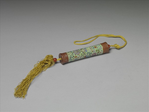 粉彩草綠地纏枝花卉紋牙籤筒