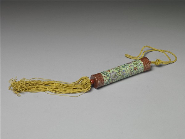 粉彩草綠地纏枝花卉紋牙籤筒