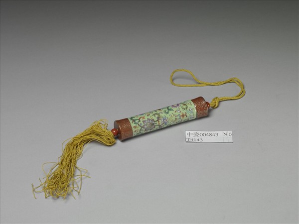 粉彩草綠地纏枝花卉紋牙籤筒