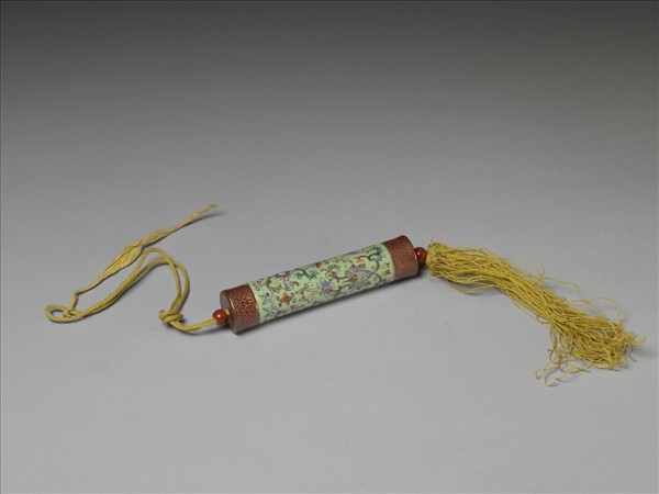 粉彩草綠地纏枝花卉紋牙籤筒