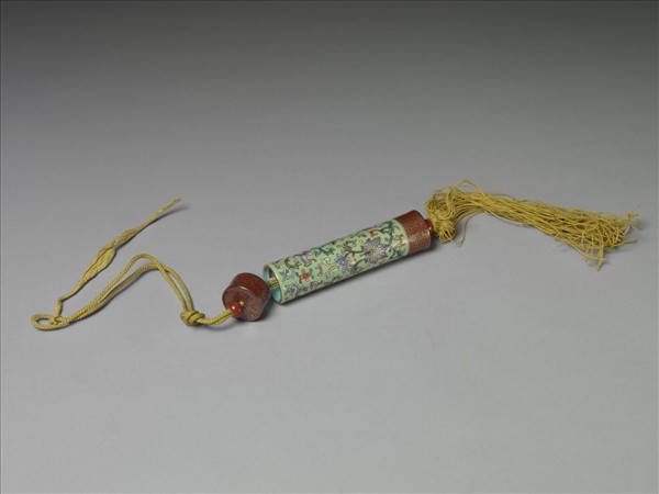 粉彩草綠地纏枝花卉紋牙籤筒