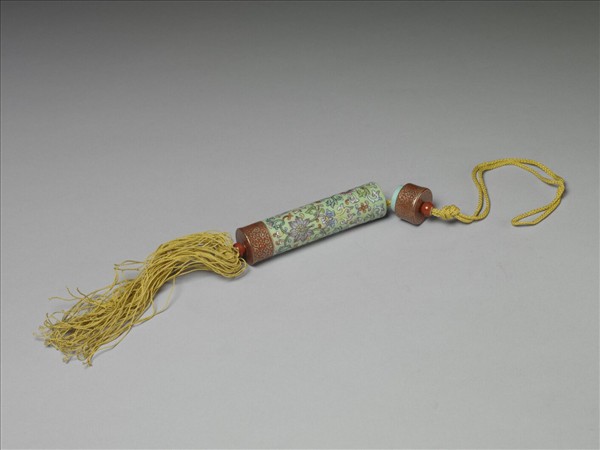 粉彩草綠地纏枝花卉紋牙籤筒