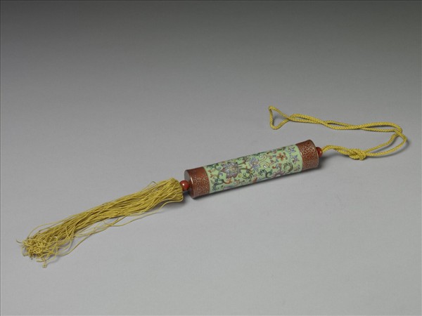 粉彩草綠地纏枝花卉紋牙籤筒