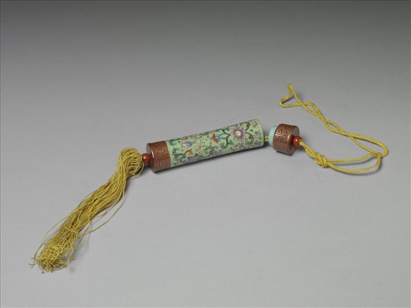 粉彩草綠地纏枝花卉紋牙籤筒