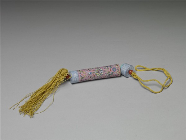 粉彩粉紅地纏枝花卉紋牙籤筒