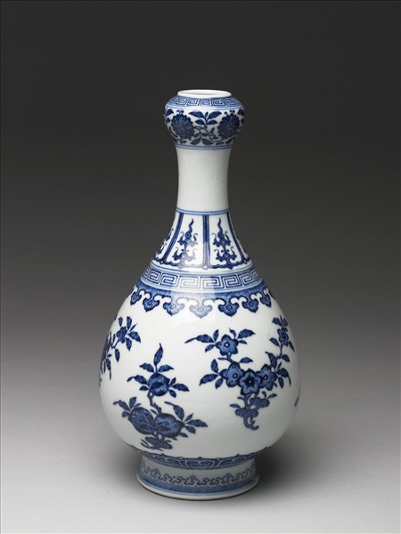 青花折枝花果紋蒜頭瓶