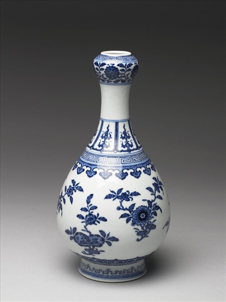 青花折枝花果紋蒜頭瓶