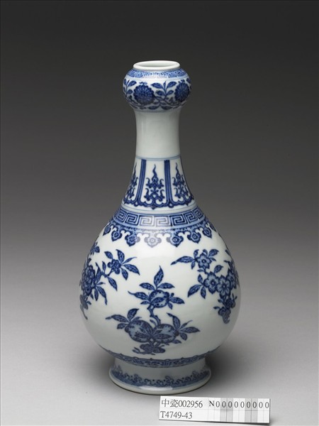 青花折枝花果紋蒜頭瓶