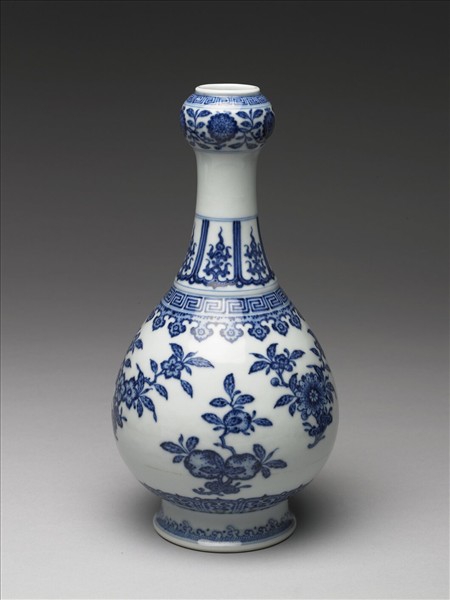 青花折枝花果紋蒜頭瓶