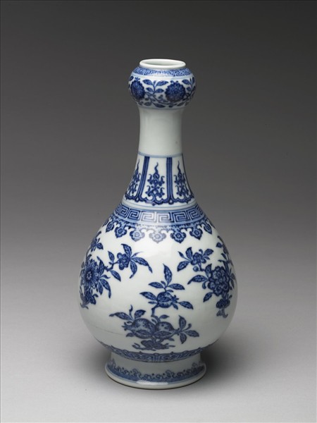 青花折枝花果紋蒜頭瓶