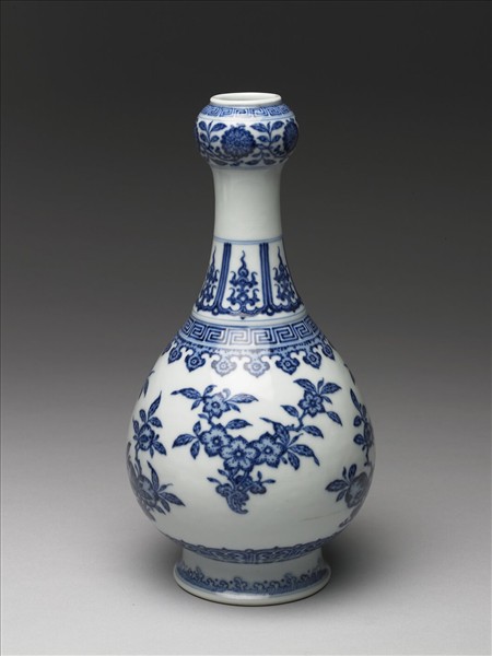 青花折枝花果紋蒜頭瓶