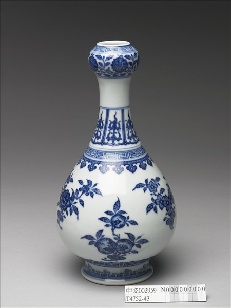 青花折枝花果紋蒜頭瓶