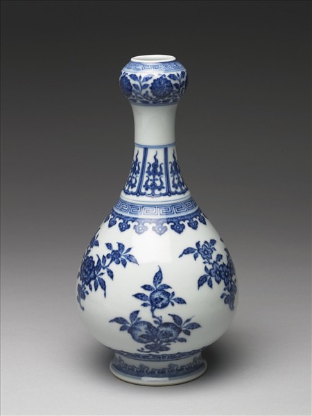 青花折枝花果紋蒜頭瓶