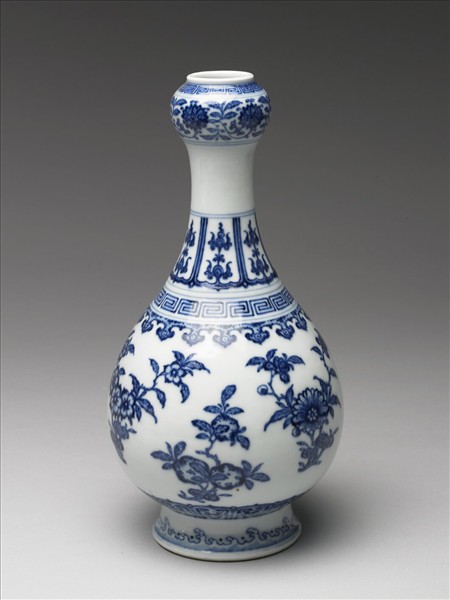 青花折枝花果紋蒜頭瓶