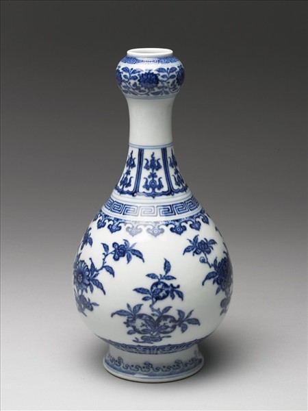 青花折枝花果紋蒜頭瓶