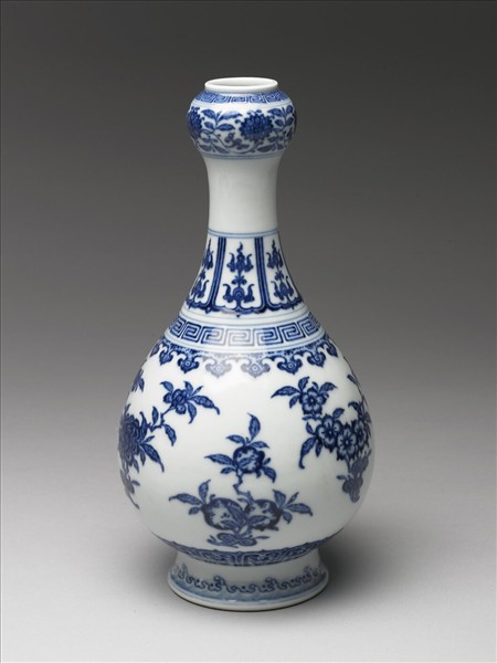 青花折枝花果紋蒜頭瓶