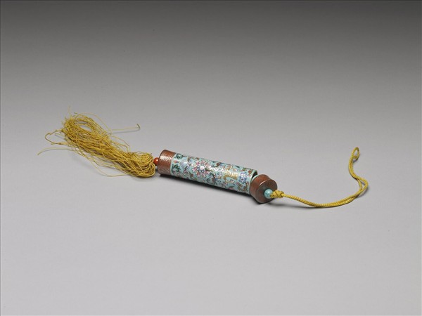 粉彩湖綠地纏枝花卉紋牙籤筒