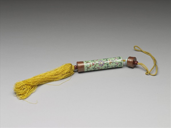 粉彩草綠地纏枝花卉紋牙籤筒