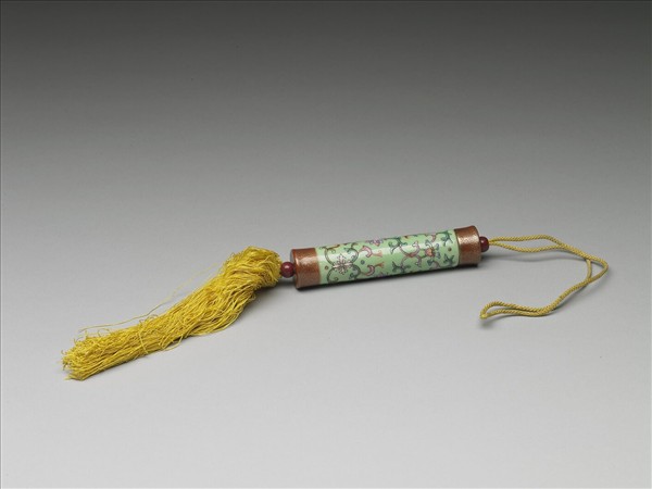 粉彩草綠地纏枝花卉紋牙籤筒