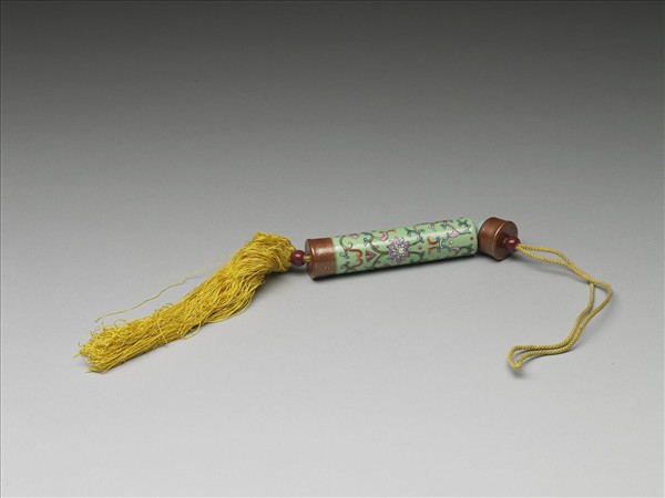 粉彩草綠地纏枝花卉紋牙籤筒