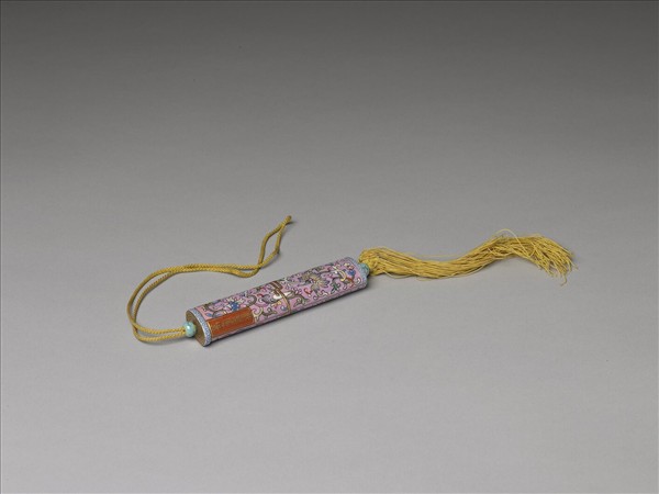 粉彩粉紅地纏枝花卉紋牙籤筒