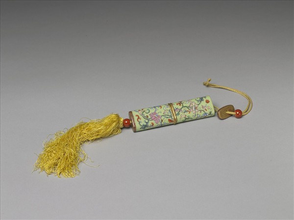 粉彩草綠地纏枝花卉紋牙籤筒