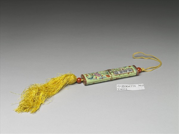 粉彩草綠地纏枝花卉紋牙籤筒