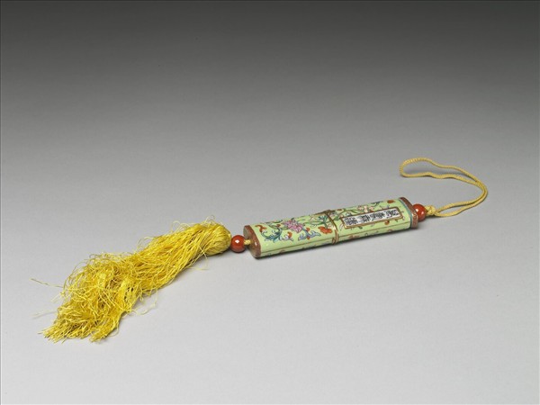 粉彩草綠地纏枝花卉紋牙籤筒