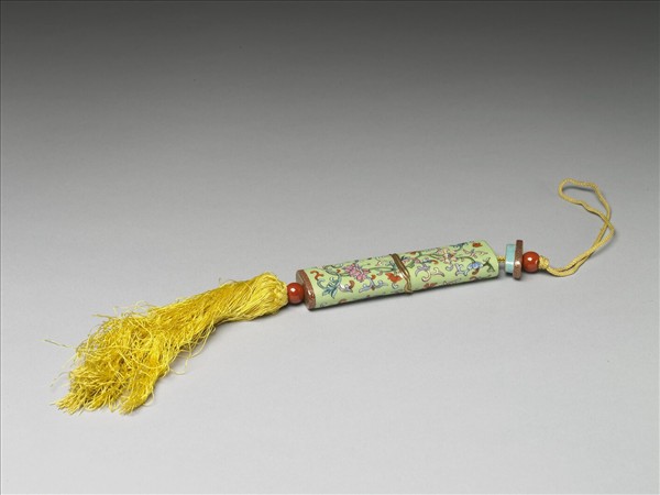 粉彩草綠地纏枝花卉紋牙籤筒