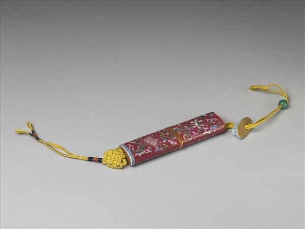 粉彩紅地纏枝花卉紋牙籤筒