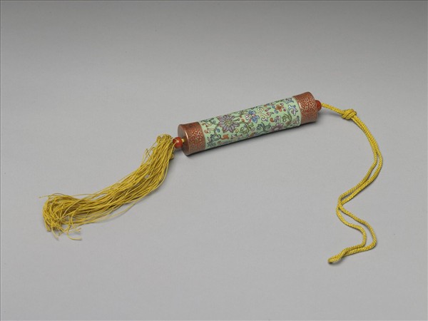 粉彩草綠地纏枝花卉紋牙籤筒