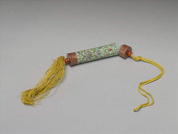 粉彩草綠地纏枝花卉紋牙籤筒