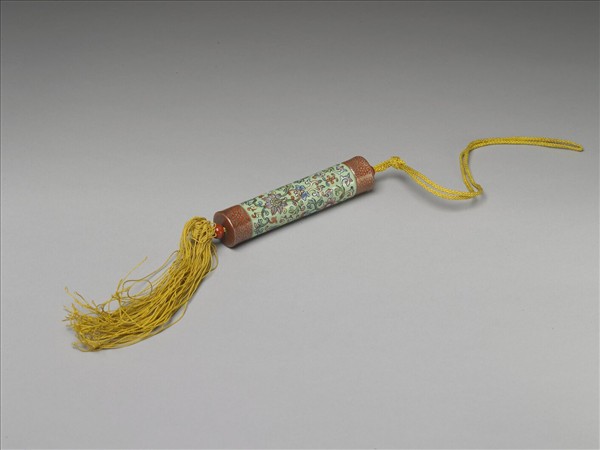 粉彩草綠地纏枝花卉紋牙籤筒