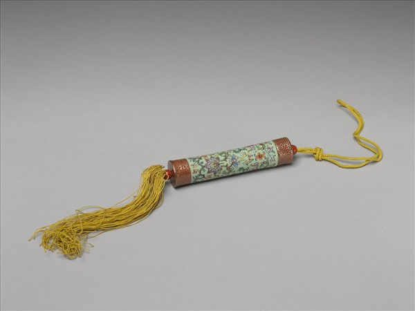 粉彩草綠地纏枝花卉紋牙籤筒