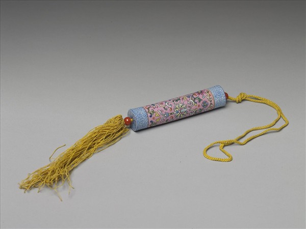 粉彩粉紅地纏枝花卉紋牙籤筒
