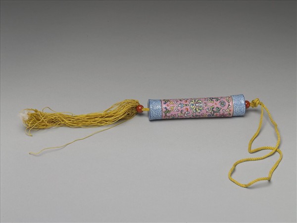 粉彩粉紅地纏枝花卉紋牙籤筒