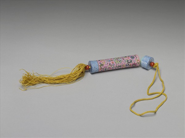 粉彩粉紅地纏枝花卉紋牙籤筒