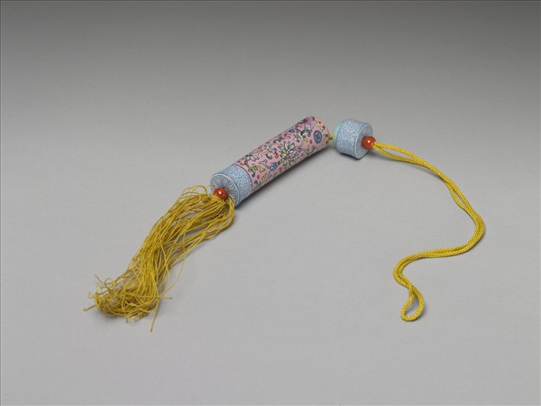 粉彩粉紅地纏枝花卉紋牙籤筒