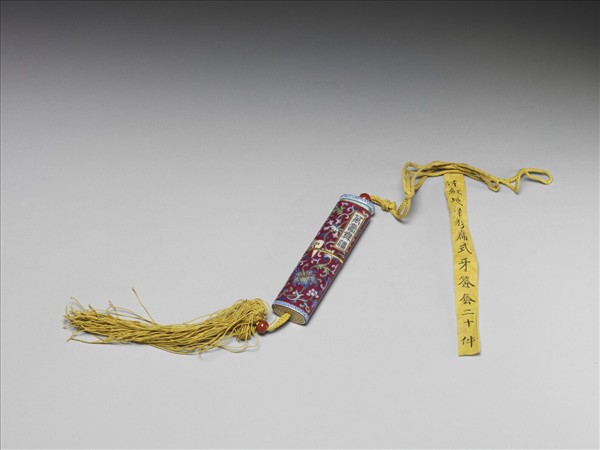 粉彩紅地纏枝花卉紋牙籤筒