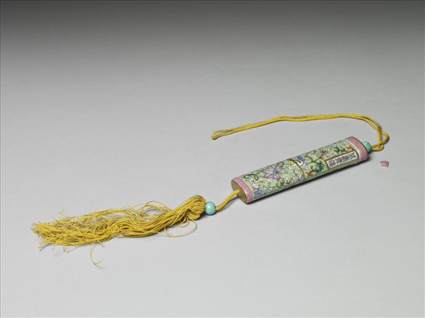 粉彩草綠地纏枝花卉紋牙籤筒