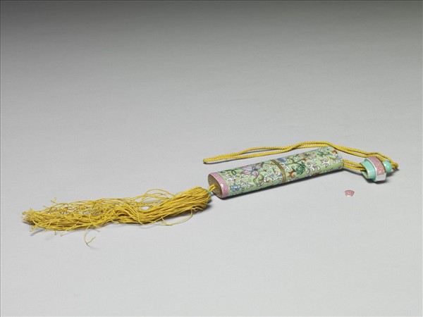 粉彩草綠地纏枝花卉紋牙籤筒
