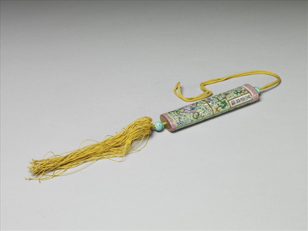 粉彩草綠地纏枝花卉紋牙籤筒