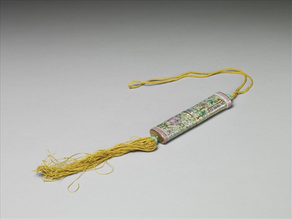 粉彩草綠地纏枝花卉紋牙籤筒