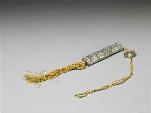 粉彩草綠地纏枝花卉紋牙籤筒