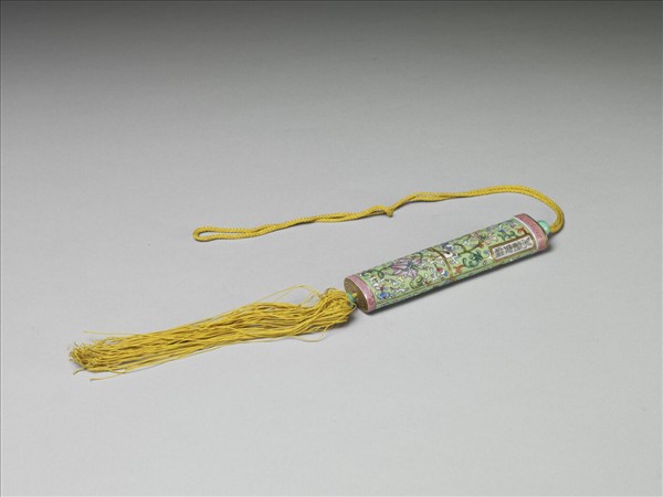 粉彩草綠地纏枝花卉紋牙籤筒