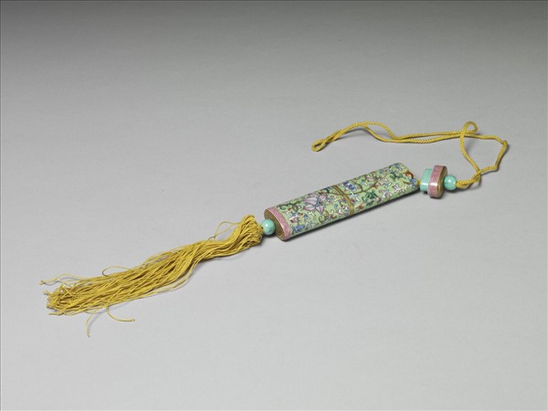 粉彩草綠地纏枝花卉紋牙籤筒