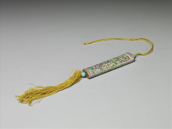 粉彩草綠地纏枝花卉紋牙籤筒